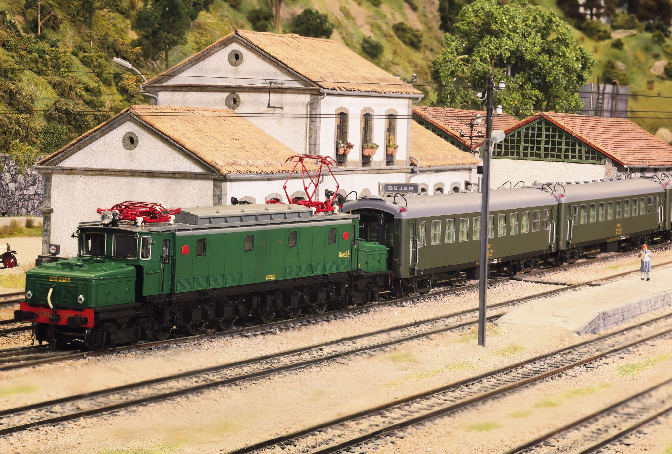 RENFE, 2-unit set of 5000 coaches, consisting of 2 x BB4 2nd class, with old bellows, in olive green livery, ep. IV