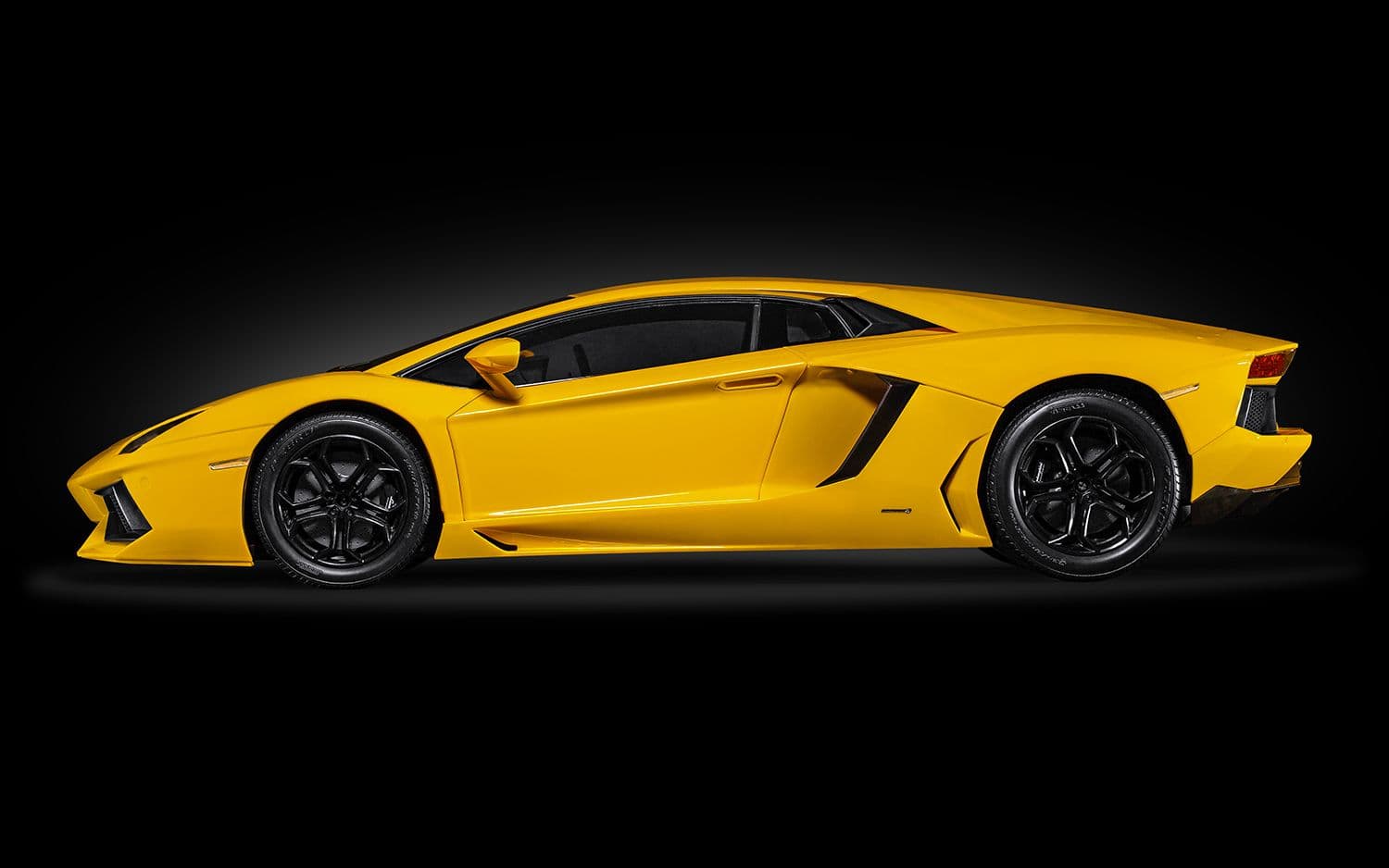 Lamborghini Aventador LP 700-4 Giallo Orion - 1:8 Scale Kit