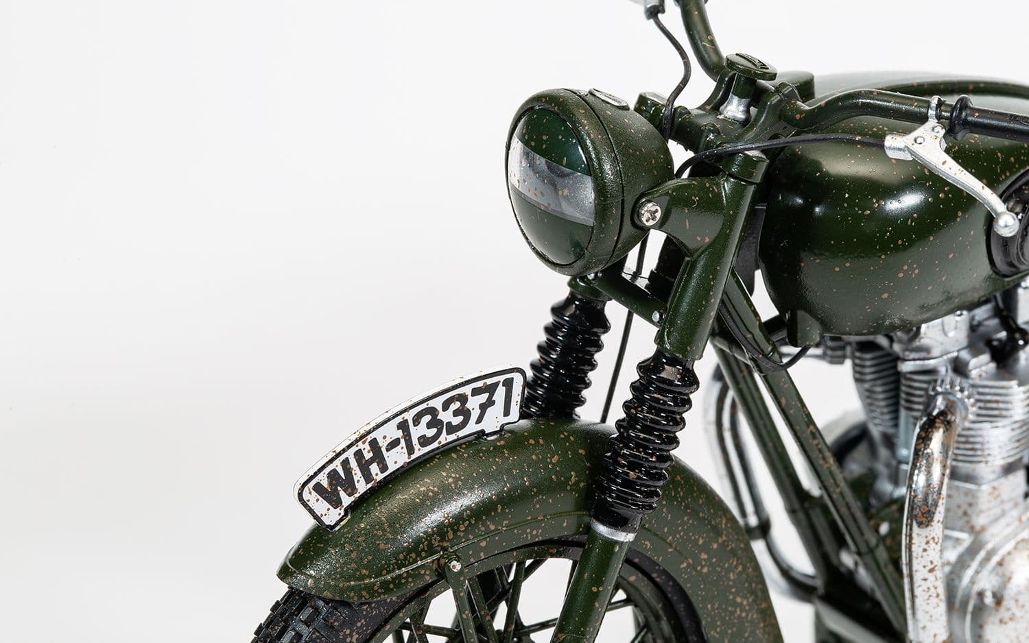 The Great Escape Triumph TR6 Trophy Motorcycle (Weathered) - 1:12 Scale