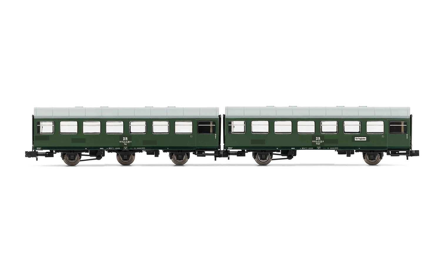 DR, 2-tlg. Set Reisezugwagen, "Rekowagen", bestehend aus einem dreiachsigem Wagen 2. Klasse und einem zweiachsigem Wagen 2. Klasse mit Traglastenabteil, in grüner Lackierung mit Ausbesserungsflicken, Ep. IV