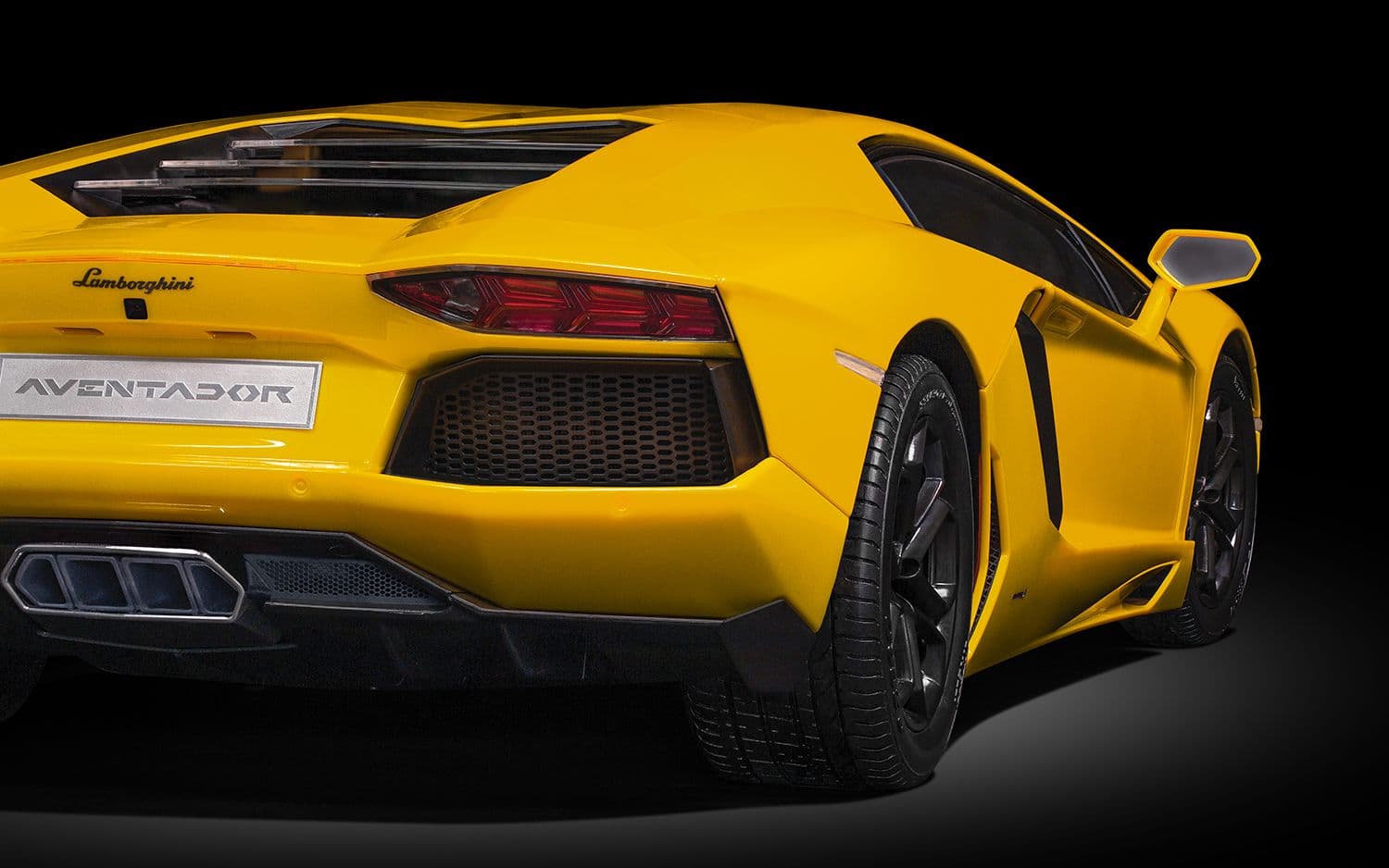 Lamborghini Aventador LP 700-4 Giallo Orion - 1:8 Scale Kit