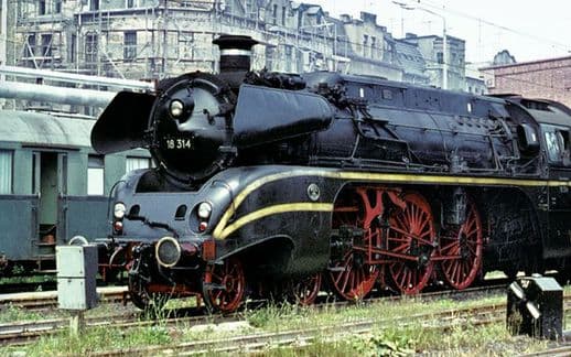DR, locomotora a vapor 18 314 de carbón, verde sin línea decorativa en la cabina del maquinista