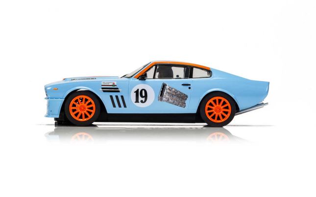 C4209 Scalextric | Aston Martin V8 - Gulf Edition - Rikki Cann