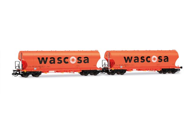 D-WASCOSA, 2-tlg. Set 4-achs. Getreidesilo-Wagen mit runden Seitenwänden, orange Farbgebung, großes „WASCOSA”-Logo