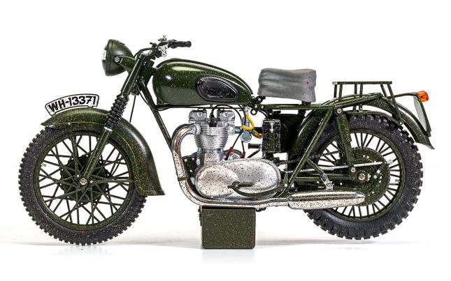 The Great Escape Triumph TR6 Trophy Motorcycle (Weathered) - 1:12 Scale