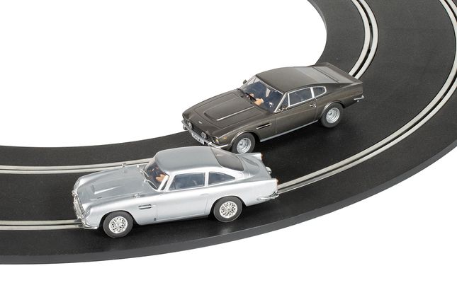 Scalextric James Bond 007 Race Set - DB5 vs V8