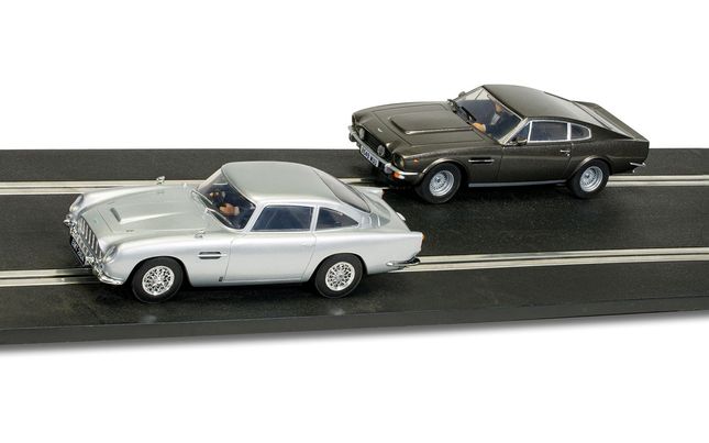 Scalextric James Bond 007 Race Set - DB5 vs V8 (EU Plug)