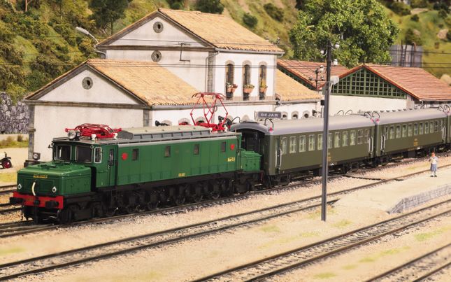 RENFE, 2-unit set of 5000 coaches, consisting of 2 x BB4 2nd class, with old bellows, in olive green livery, ep. IV