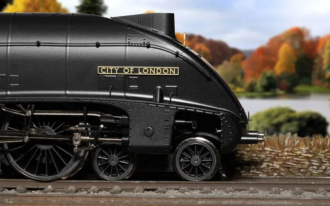 BR, Class B17/5, 4-6-0, 61670 'City of London' - Era 4