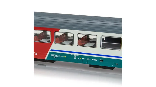FS, 4-teiliges Set Reisezugwagen Gran Confort der Serie ‘85/’88, in XMPR-Farbgebung mit Speisewagen der Serie ‘87, mit gesicktem Dach und FS-Trenitalia-Logo, Ep. Vb