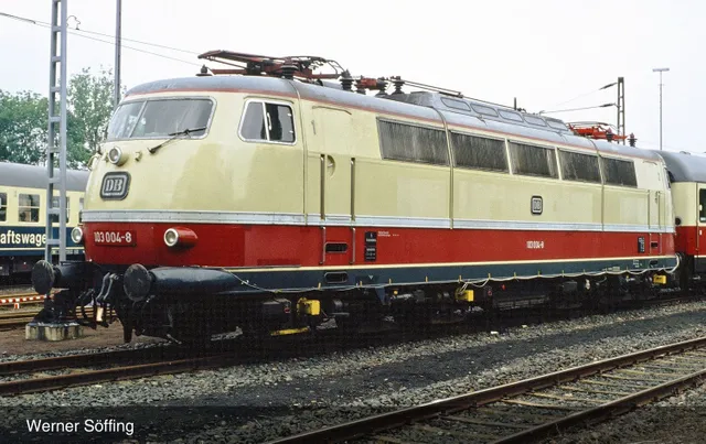 DB, Elektrolokomotive 103 004 in beige/roter Lackierung mit dunkelgrauem Dach, Einholmstromabnehmer, Ep. IV