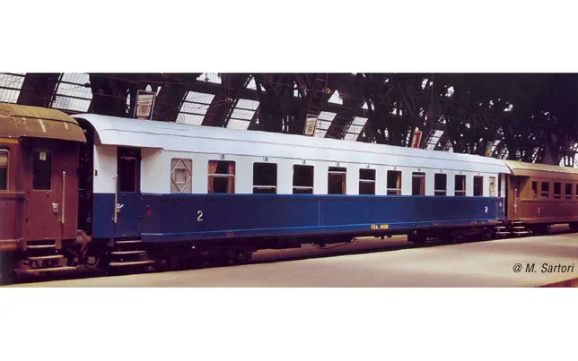 FS, 4-tlg. Set Reisezugwagen „Treno Azzurro", bestehend aus 2 1. Klasse Typ 1946 Az13010 Wagen und 2 2. Klasse Typ 1946 Bz33010 Wagen, einer davon mit Buffett-Abteil, Ep. IIIb. Passende AC-Tauschradsätze: HC6100 (10,27 x 25,20 mm)