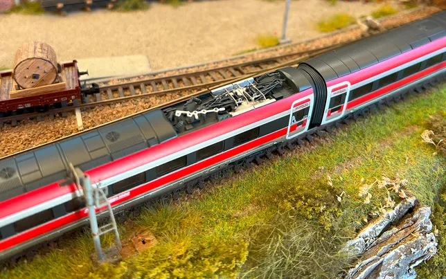 FS Trenitalia, set base di 4 unità del treno ad alta velocità "Frecciarossa 1000", livrea pubblicitaria "Le plaisir d'un voyage nouveau", ep. VI, con decoder DCC