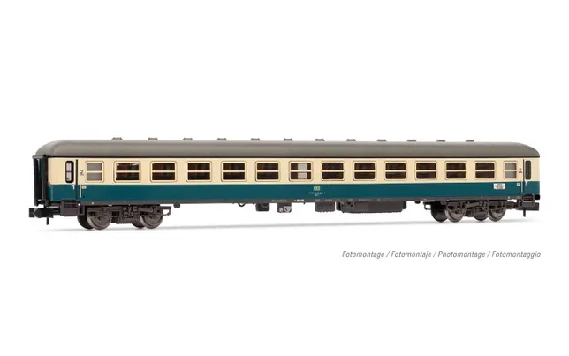 DB, 2nd class coach Bm234, MD 36 bogies, blue/beige livery with black frame, period IV