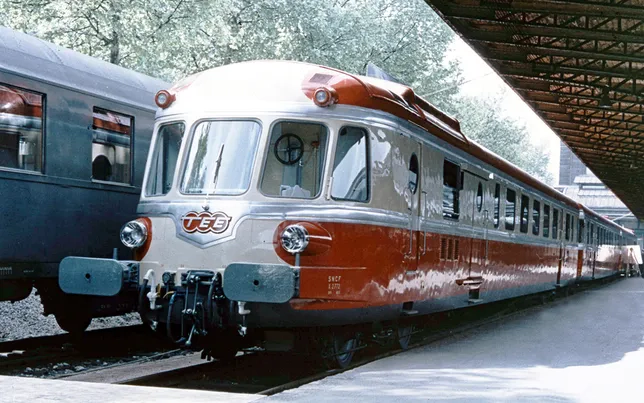 SNCF, autorail diesel RGP I avec remorque, livrée TEE rouge/beige, ép. III
