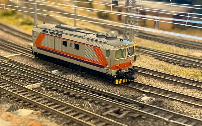 FS, locomotiva diesel D.445, 2ª serie, con due fanali bassi, livrea "MDVC", ep. IV-V