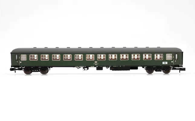 DB, set di 4 carrozze, livrea blu, verde e blu/rossa, composto da 1 carrozza Aum, 2 carrozze Bum e 1 carrozza ARum²¹⁷, ep. IV