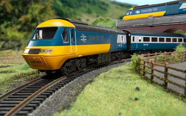 Hornby Railways B.R. High Speed Retro Train Set