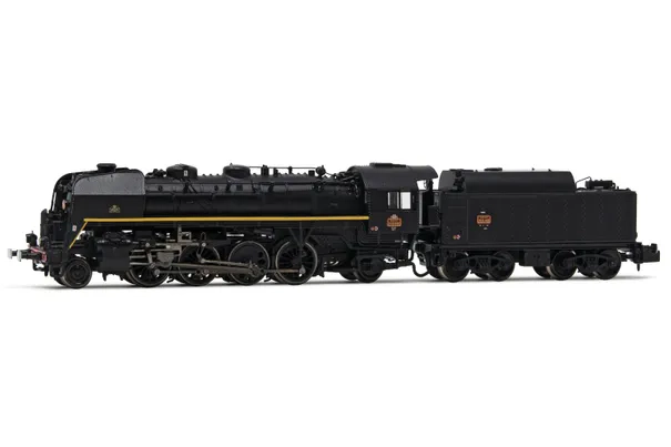 SNCF, locomotive à vapeur 141 R 840, avec des roues de boxpok sur un des essieux, grande capacité de carburant du tender, livrée noir avec ligne jaune, ép. III, avec décodeur sonore