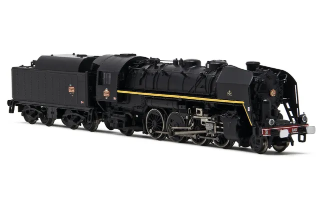 SNCF, Dampflokomotive 141 R 840, mit BoxpokRädern auf der Treibachse, Tender mit großem Ölbunker, in schwarzer Lackierung mit gelber Linie, Ep. III