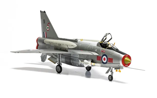English Electric Lightning F.6 - RAF No. 5 Sqn - RAF Leconfield