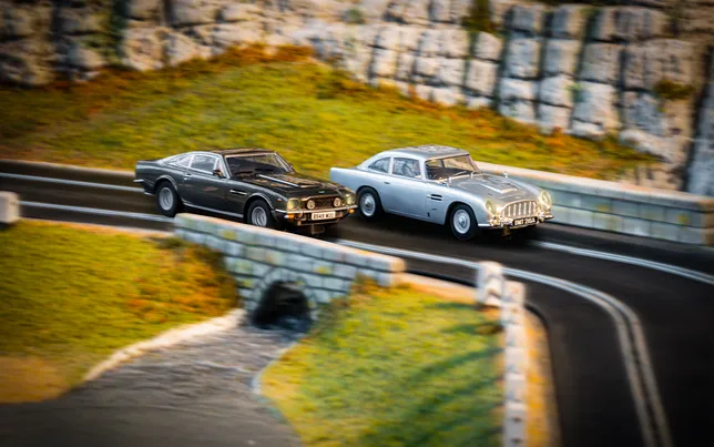 Scalextric James Bond 007 Race Set - DB5 vs V8