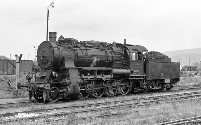 DR, Dampflokomotive Baureihe 56.20, dreidomiger Kessel, in schwarz/roter Lackierung, Ep. III