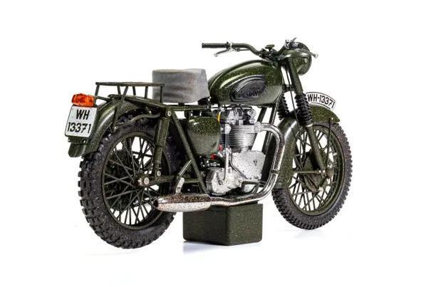 The Great Escape Triumph TR6 Trophy Motorcycle (Weathered) - 1:12 Scale