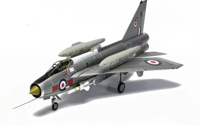 English Electric Lightning F.6 - RAF No. 5 Sqn - RAF Leconfield
