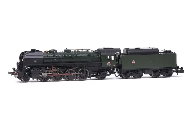 SNCF, locomotora a vapor 141 R 1155, con con ruedas tipo boxpok en todos los ejes, ténder de alta capacidad, decoración negra, ép. III