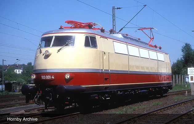 DB, locomotiva elettrica E 03 001, livrea beige/rossa con tetto argento, pantografo a braccio singolo, ep. III