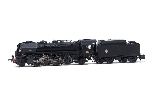 SNCF, Dampflokomotive 141 R 1173 "Mistral", mit Boxpok-Rädern auf allen Treib-und Kuppelachsen, Tender mit großem Ölbunker, in schwarzer Lackierung, Ep. III