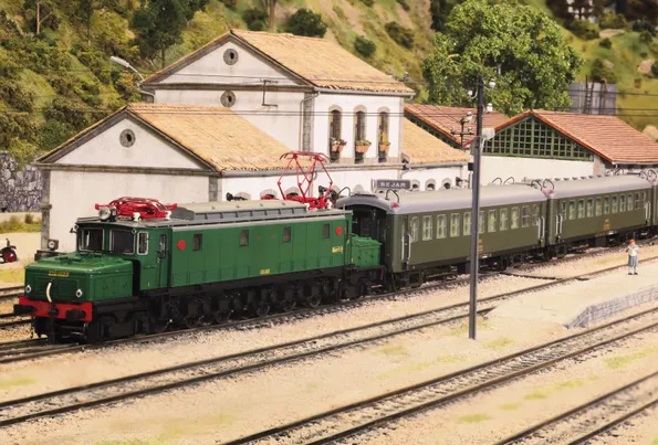 RENFE, set de 2 coches serie 5000, compuesto por 2 x BB4 de 2ª clase, con fuelles, decoración verde oliva, ép. IV