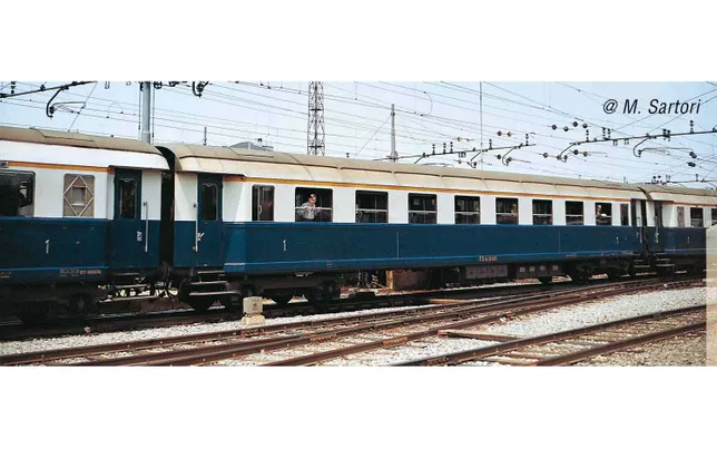 FS, set di 4 carrozze "Treno Azzurro", composto da 2 carrozze di 1a classe tipo 1946 Az13010 e 2 carrozze di 2a classe tipo 1946 Bz33010, una con scompartimento ristoro, ep. IIIb. Assi sostitutivi per corrente alternata: HC6102 (10,50 x 24,50 mm)