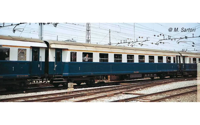 FS, set di 4 carrozze "Treno Azzurro", composto da 2 carrozze di 1a classe tipo 1946 Az13010 e 2 carrozze di 2a classe tipo 1946 Bz33010, una con scompartimento ristoro, ep. IIIb. Assi sostitutivi per corrente alternata: HC6102 (10,5 x 24,50 mm)