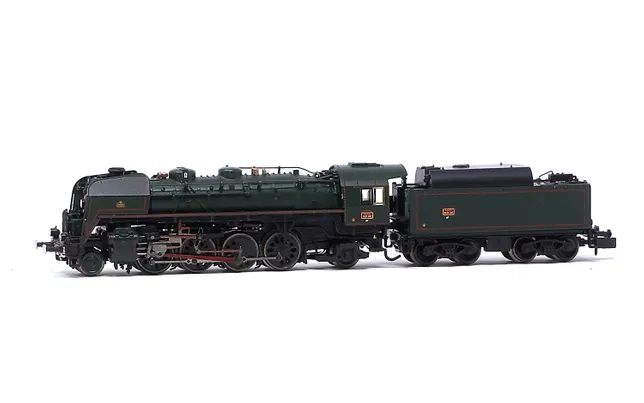 SNCF, Dampflokomotive 141 R 1187, mit Boxpok-Rädern auf allen Treib-und Kuppelachsen, Tender mit großem Ölbunker, in grüner Lackierung, Ep. III, mit DCC-Sounddecoder
