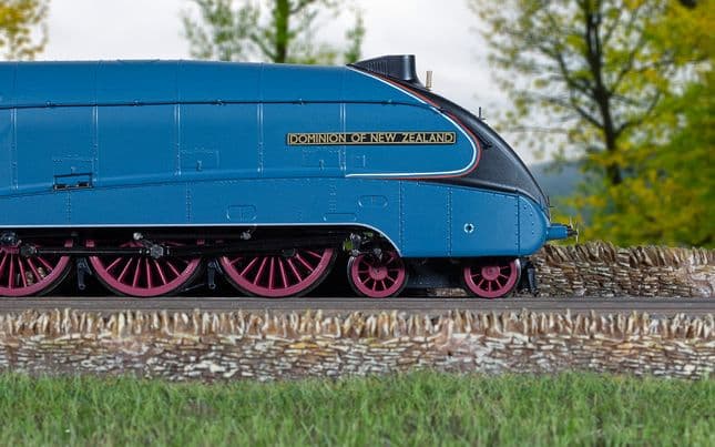 Hornby Dublo: LNER - Class A4 - 4492 'Dominion of New Zealand'