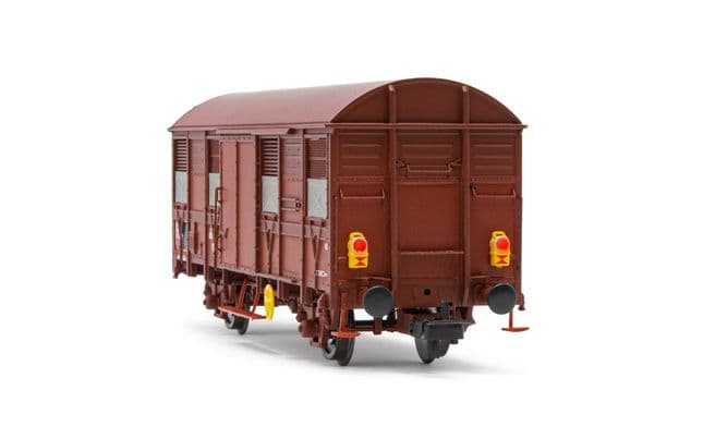 SNCF, 2-axle closed wagon G4 with rear light, period IV. Suitable AC wheelsets for this item: HC6101 (11,27 x 24,25 mm)