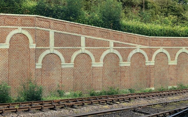 High Stepped Arched Retaining Walls x 2 (Red Brick)