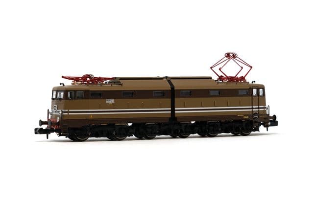 FS, schwere sechsachsige Elektrolokomotive der Reihe E.645 in „Castano/Isabella“-Farbgebung mit Aluminiumzierstreifen, schwarzen Drehgestellen und großen Trittstufen, Ep. IV