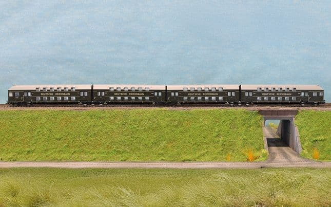 DR, 4-tlg. Doppelstockeinheit mit Steuerabteil, in grüner Farbgebung mit grauem Dach, Ep. III