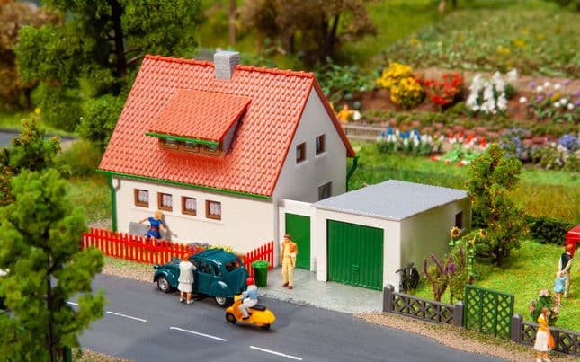 Modern European house with garage - Kit