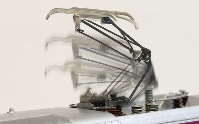 RENFE, set principal de 5 unidades del tren de alta velocidad "AVLO", decoración violeta, ép. VI, con decoder DCC