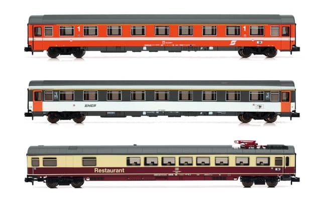 EuroCity „Mozart", 3-tlg. Set Reisezugwagen, bestehend aus 1 1. Klasse Wagen der ÖBB in oranger Lackierung, 1 1. Klasse Wagen der SNCF in grauer Lackierung und 1 Speisewagen der DB in beige/roter Lackierung, Ep. IV-V