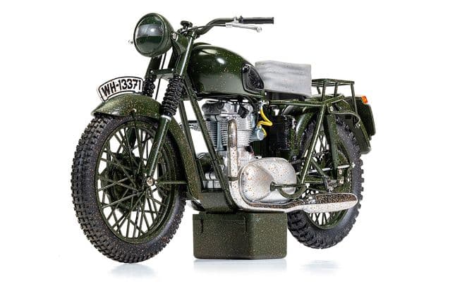 The Great Escape Triumph TR6 Trophy Motorcycle (Weathered) - 1:12 Scale