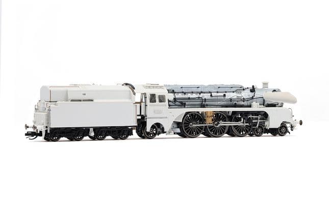 DR, Dampflokomotive 02 0314-1 mit Ölfeuerung, grün mit Zierlinie auf dem Führerhaus