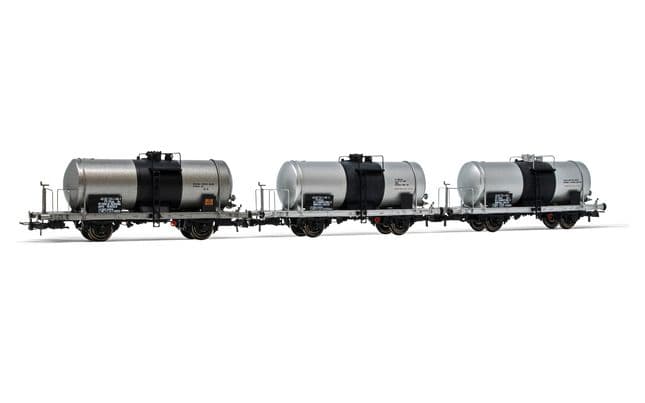 FS, 3-unit set of 2-axle tank wagons VZekk, 27 m3 tank, silver livery with black stripe, period IV-V. Suitable AC wheelsets for this item: HC6101 (11,27 x 24,25 mm)