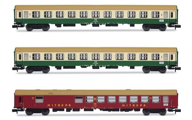 Coffret de 3 voitures « D242 Paris - Berlin - Warszawa », composé de 1 voiture DR WRm130 en livrée rouge et 2 voitures DR Bm en livrée verte/beige, ép. IV
