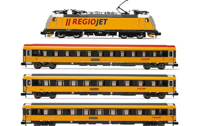 Regiojet, 4-tlg. Zugset, bestehend aus 1 x Elektrolokomotive BR 386 und 3 x Reisezugwagen, Ep. VI