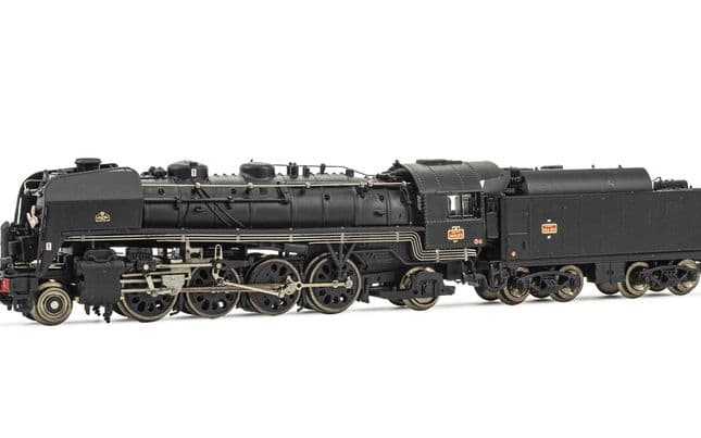 SNCF, Dampflokomotive 141 R 1173 "Mistral", mit Boxpok-Rädern auf allen Treib-und Kuppelachsen, Tender mit großem Ölbunker, in schwarzer Lackierung, Ep. III